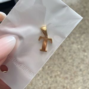 Gold “T” pendant for chain